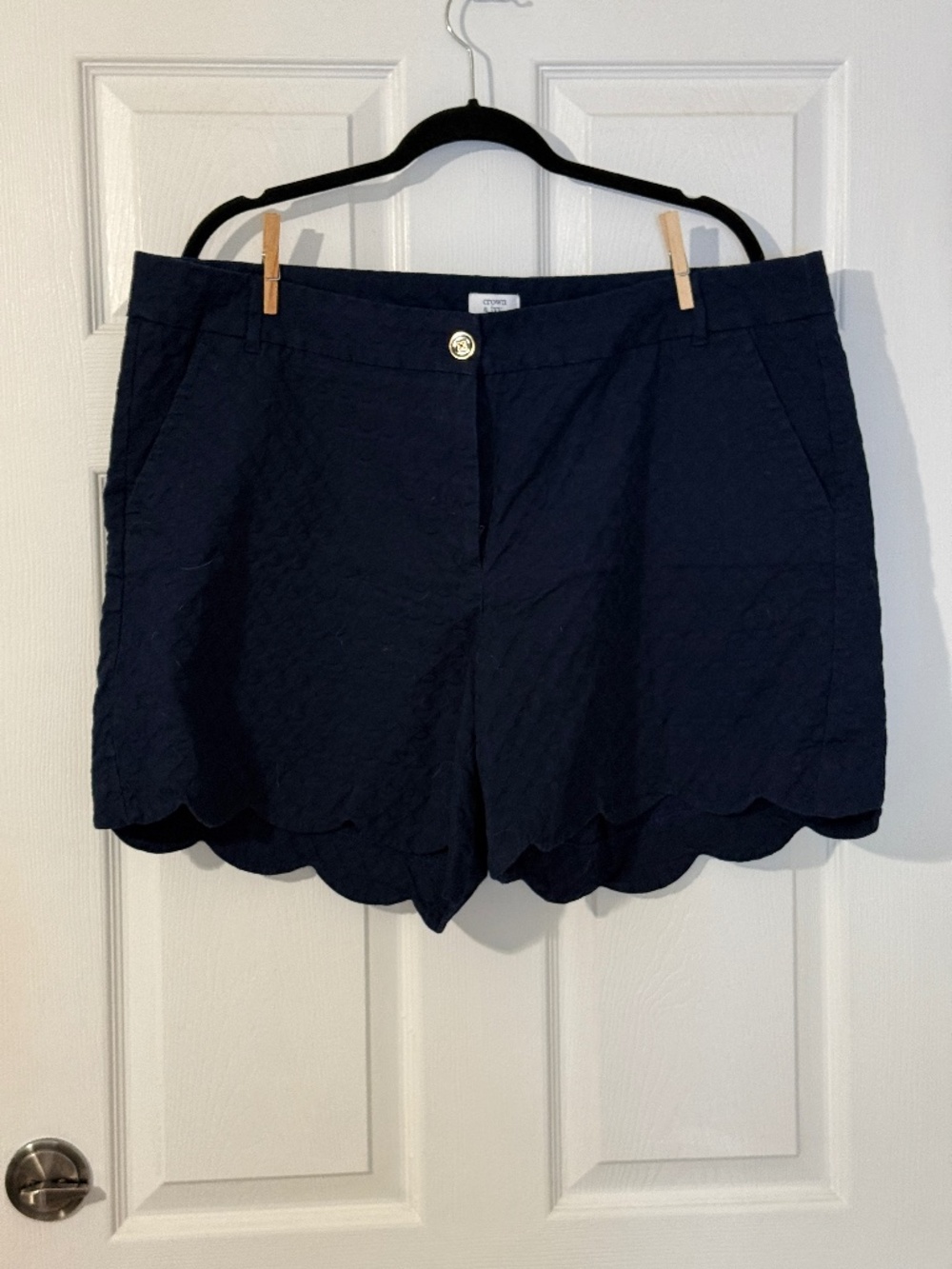 Crown & Ivy Shelby Scalloped Shorts